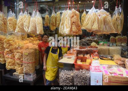 In Chinatown warten die Händler auf die Kunden vor dem chinesischen Neujahr.die Stadtverwaltung von Bangkok hat die jährlichen Feierlichkeiten zum chinesischen Neujahr in Chinatown wegen der Besorgnis über die Covid-19-Pandemie abgesagt. Stockfoto