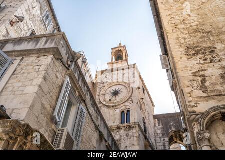 Split, Kroatien - Aug 14, 2020: Glockenturm Ansicht der Kirche unserer Dame in alten Split Stadt in Kroatien Stockfoto