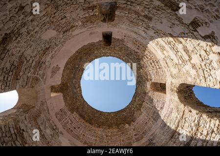 Blick nach oben auf das Oberlicht in vestibul am Diokletian's Palace in Split Kroatien Stockfoto