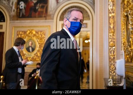 Washington DC, USA. Februar 2021, 10th. Trumps Amtsenthebungsanwalt Michael T. van der Veen geht am zweiten Tag des zweiten Amtsenthebungsverfahrens des ehemaligen Präsidenten Donald Trump vor dem US-Kapitol in Washington, DC, am Mittwoch, den 10. Februar 2021 durch den Empfangsraum des Senats. Pool Foto von Brandon Bell/UPI Kredit: UPI/Alamy Live News Stockfoto