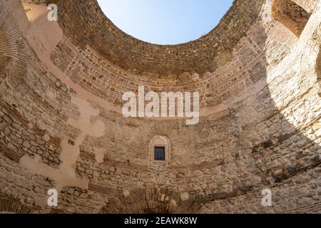 Blick nach oben auf das Oberlicht in vestibul am Diokletian's Palace in Split Kroatien Stockfoto