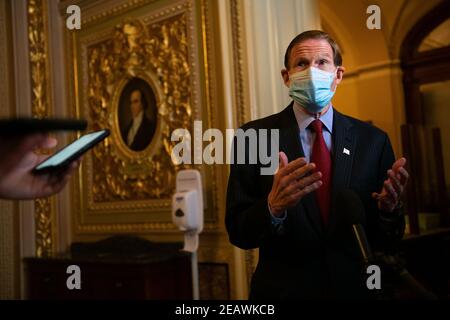 USA. Februar 2021, 10th. WASHINGTON, DC - 10. FEBRUAR: Der US-Demokratische Senator Richard Blumenthal (D-CT) spricht am zweiten Tag von Trumps zweitem Amtsenthebungsverfahren am 10. Februar 2021 in Washington, DC mit Reportern im Empfangsraum des Senats. Heute ist der zweite Tag in Trumps zweitem Amtsenthebungsverfahren, in dem er Bemerkungen ansprach, die er vor dem Aufstand des US-Kapitols am 6. Januar gemacht hatte. (Foto von Brandon Bell /Pool/Sipa USA) Quelle: SIPA USA/Alamy Live News Stockfoto