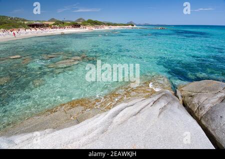 Weißer Sand, Felsen und kristallklare Wasser in Sant'Elmo Strand, Südosten sardiniens