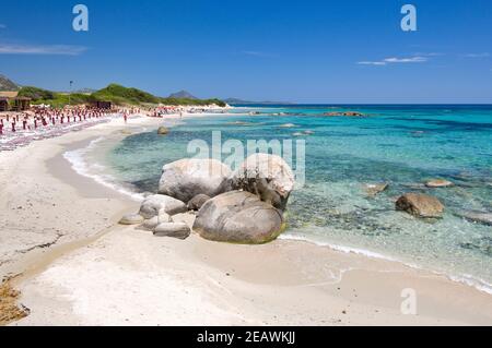 Weißer Sand, Felsen und kristallklare Wasser in Sant'Elmo Strand, Südosten sardiniens