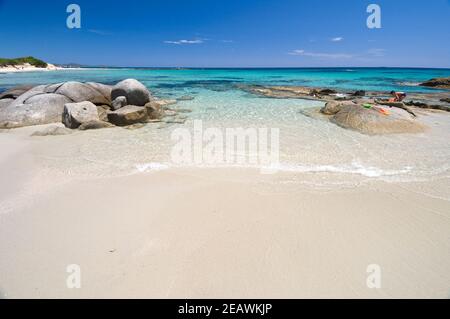 Weißer Sand, Felsen und kristallklare Wasser in Sant'Elmo Strand, Südosten sardiniens Stockfoto