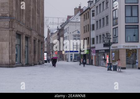 Outdoor-Landschaft des Einkaufsviertels und der Innenstadt in Düsseldorf, Deutschland mit starkem Schnee bedeckt. Extremes Winterwetter in Deutschland. Stockfoto