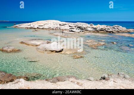 Smaragdwasser und weißer Sand am Strand Scoglio di Peppino In castiadas sardinien Stockfoto