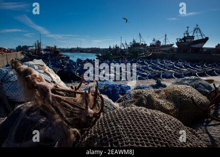 Essaouira, Marokko - 15. April 2016: Blick auf den Hafen in der Stadt Essaouira, mit den traditionellen blauen Fischerbooten, in der Atlantikküste o Stockfoto