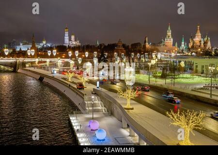 Moskau, Russland - 04. Februar 2020: Abend Moskau. Festliche Hauptstadt von Russland. Der Kremldamm ist mit Girlanden für das Neue Jahr geschmückt Stockfoto