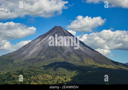 Landschaft Panoramabild vom Vulkan Arenal neben dem Regenwald, Costa Rica Pazifik, Nationalpark, tolle Aussicht Stockfoto