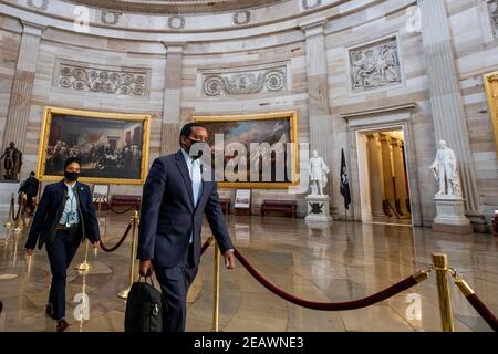 House Impeachment Manager US-Repräsentant Joe Neguse (Demokrat von Colorado) geht durch die Capitol Rotunda zur Senatskammer, um den zweiten Tag des Senatsenthebungsverfahrens gegen den ehemaligen Präsidenten Donald Trump im US-Kapitol in Washington, DC, Mittwoch, 10. Februar 2021 zu beginnen. Kredit: Rod Lampey/CNP /MediaPunch Stockfoto