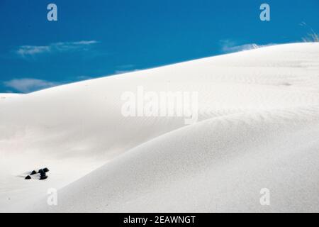 Große weiße Sanddünen und kristallklares Wasser am berühmten Strand Porto Pino auf Sardinien Stockfoto