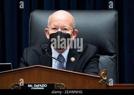 Washington, USA, 10th. Februar 2021. 10. Februar 2021 - Washington, DC, Vereinigte Staaten: US-Repräsentant Peter DeFazio (D-OR) spricht bei einer Sitzung des Transportation and Infrastructure Committee des Hauses. (Foto: Michael Brochstein/Sipa USA) Quelle: SIPA USA/Alamy Live News Stockfoto