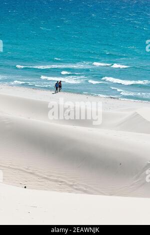 Große weiße Sanddünen und kristallklares Wasser am berühmten Strand Porto Pino auf Sardinien Stockfoto