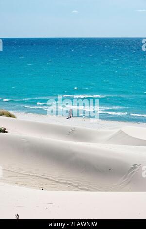 Große weiße Sanddünen und kristallklares Wasser am berühmten Strand Porto Pino auf Sardinien Stockfoto