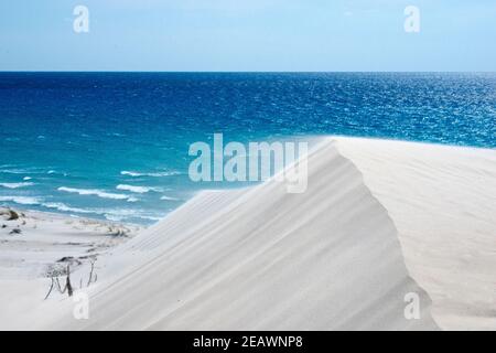 Große weiße Sanddünen und kristallklares Wasser am berühmten Strand Porto Pino auf Sardinien Stockfoto