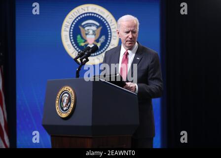 US-Präsident Joe Biden hält am 10. Februar 2021 im Eisenhower Executive Office Building (EEOB) im White House Complex in Washington, DC, USA, eine Rede zur Reaktion der USA auf den Putsch in Myanmar.Quelle: Michael Reynolds/Pool via CNP /MediaPunch Stockfoto