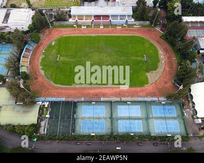 Luftaufnahme des Fußballstadions in Bandung City, Indonesien. Sonnenuntergang oder Sonnenaufgang und Lärmwolke. Drohne erschossen. Bandung, Indonesien - 11. Februar 2021 Stockfoto