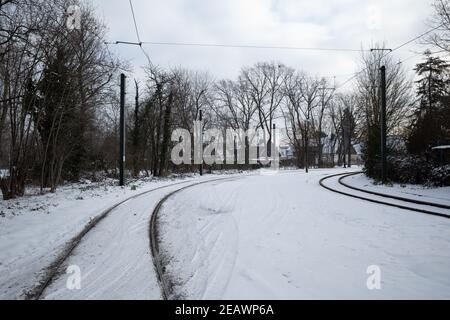 Sonnige Aussicht im Freien auf der Bahnstrecke, die im Winter von Schnee bedeckt ist. Stockfoto