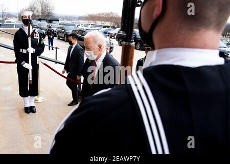 US-Präsident Joe Biden (C) kommt, um am 10. Februar 2021 im Pentagon in Arlington, Virginia, USA, eine Rede vor dem Verteidigungsministerium zu halten.Quelle: Michael Reynolds/Pool via CNP /MediaPunch Stockfoto