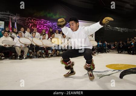 Inuit Siglit Trommler und Tänzer von Tuktoyaktuk, die in traditioneller Tracht auftreten, Northwest Territories, Kanadas westliche Arktis.. Stockfoto