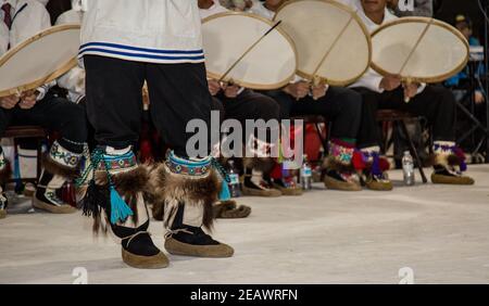 Nahaufnahme von Trommeln und traditionellen Mokassinen, die von den Siglit Drummers und Tänzern von Tuktoyaktuk in den Northwest Territories, Kanadas arktischer Region, getragen werden. Stockfoto