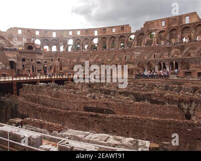 Im Inneren des berühmten Amphitheaters Kolosseum in rom Stockfoto