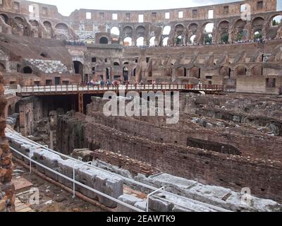 Im Inneren des berühmten Amphitheaters Kolosseum in rom Stockfoto