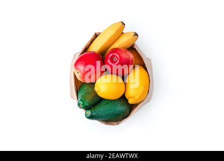 Frische saftige Früchte in einem Kraftbeutel isoliert auf weißem Hintergrund. Draufsicht. Stockfoto