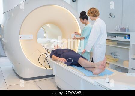 Patienten, die sich einer MRT-Untersuchung im Krankenhaus Stockfoto