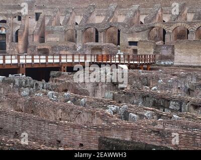 Im Inneren des berühmten Amphitheaters Kolosseum in rom Stockfoto