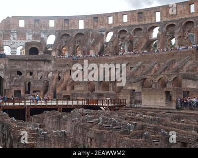 Im Inneren des berühmten Amphitheaters Kolosseum in rom Stockfoto