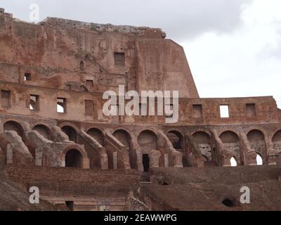 Im Inneren des berühmten Amphitheaters Kolosseum in rom Stockfoto