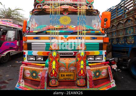 LKW in einer LKW-Kunstmalwerkstatt, Lahore, Punjab, Pakistan Stockfoto