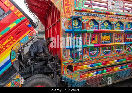 LKW in einer LKW-Kunstmalwerkstatt, Lahore, Punjab, Pakistan Stockfoto