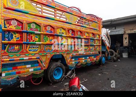 LKW in einer LKW-Kunstmalwerkstatt, Lahore, Punjab, Pakistan Stockfoto