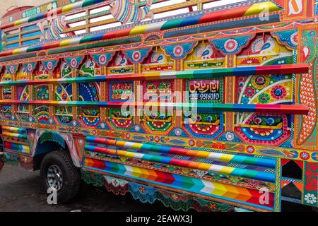 LKW in einer LKW-Kunstmalwerkstatt, Lahore, Punjab, Pakistan Stockfoto