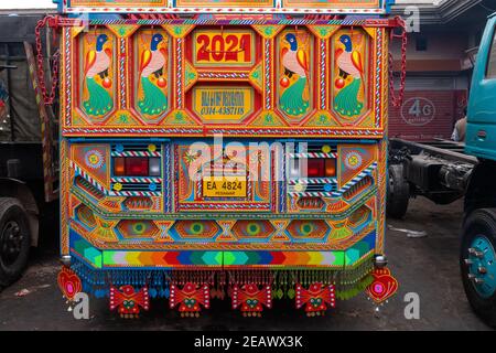 LKW in einer LKW-Kunstmalwerkstatt, Lahore, Punjab, Pakistan Stockfoto