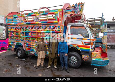 Arbeiter in einer LKW-Kunstmalwerkstatt, Lahore, Punjab, Pakistan Stockfoto