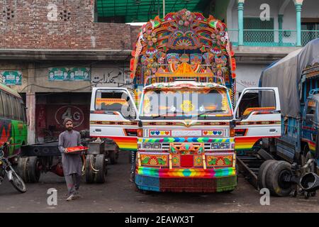 Arbeiter in einer LKW-Kunstmalwerkstatt, Lahore, Punjab, Pakistan Stockfoto