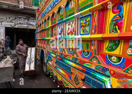 LKW in einer LKW-Kunstmalwerkstatt, Lahore, Punjab, Pakistan Stockfoto