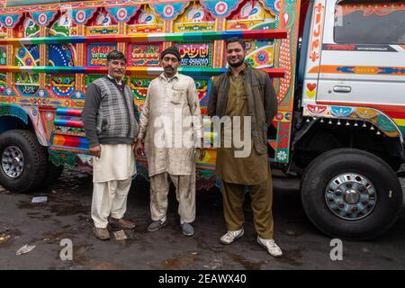 Arbeiter in einer LKW-Kunstmalwerkstatt, Lahore, Punjab, Pakistan Stockfoto