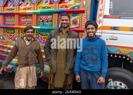 Arbeiter in einer LKW-Kunstmalwerkstatt, Lahore, Punjab, Pakistan Stockfoto