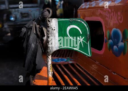 LKW in einer LKW-Kunstmalwerkstatt, Lahore, Punjab, Pakistan Stockfoto