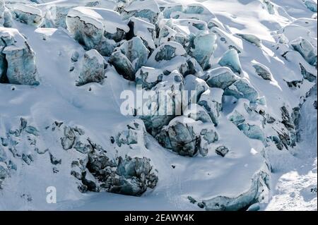 Riesige Blöcke von schneebedecktem Eis, die aus dem herausfließen Boden des rückläufigen Argentiere Gletschers Glacier d'Argentiere auf sonnig Tag in Chamonix Frankreich Stockfoto