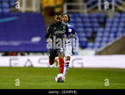 Madejski Stadium, Reading, Berkshire, Großbritannien. Februar 2021, 10th. English Football League Championship Football, Reading versus Brentford; Rico Henry of Brentford Credit: Action Plus Sports/Alamy Live News Stockfoto