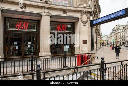 H&M-Einzelhändler, wegen der Coronavirus-Pandemie, Covid 19, im Oxford Circus, Oxford Street, London geschlossen Stockfoto