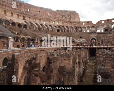 Im Inneren des berühmten Amphitheaters Kolosseum in rom Stockfoto