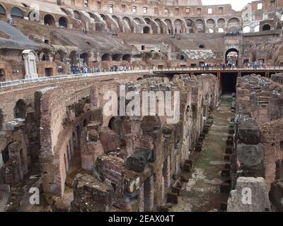 Im Inneren des berühmten Amphitheaters Kolosseum in rom Stockfoto