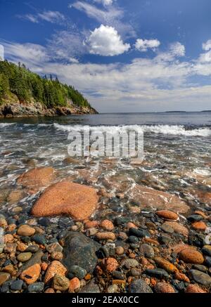 Acadia National Park, Maine: Abgerundete Felsbrocken, Felsen und Brandung am Hunters Beach Stockfoto